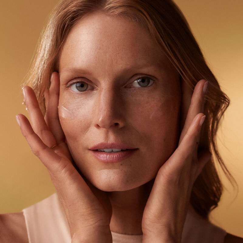 Future Solution LX Intensive Firming Contour Serum